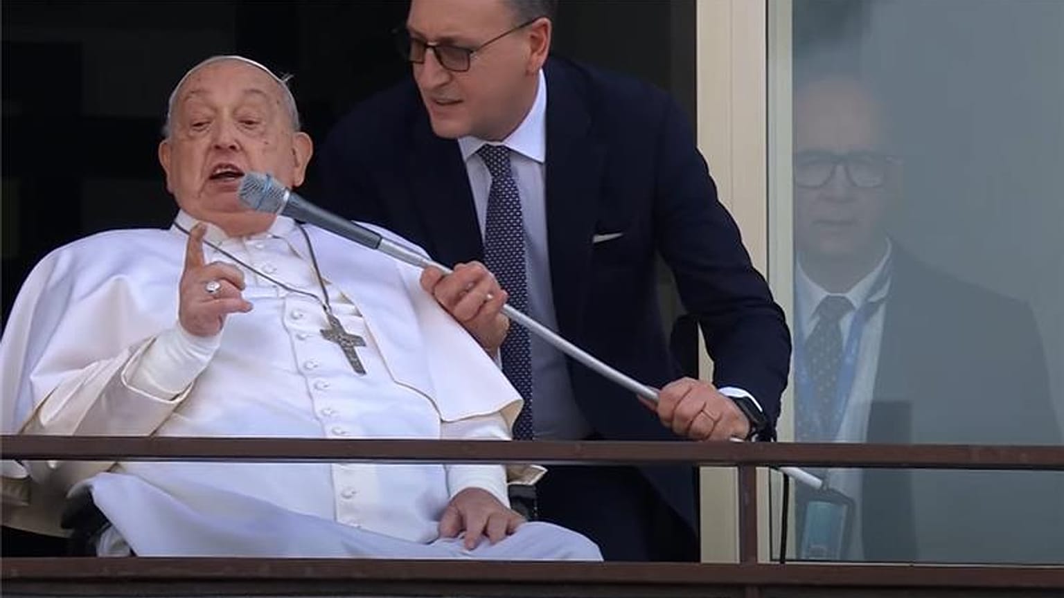 Papa Francisco aparece em público após internamento e abençoa fiéis
