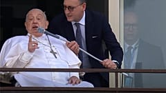 Papa Francisco aparece em público após internamento e abençoa fiéis