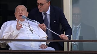 Papa Francisco aparece em público após internamento e abençoa fiéis