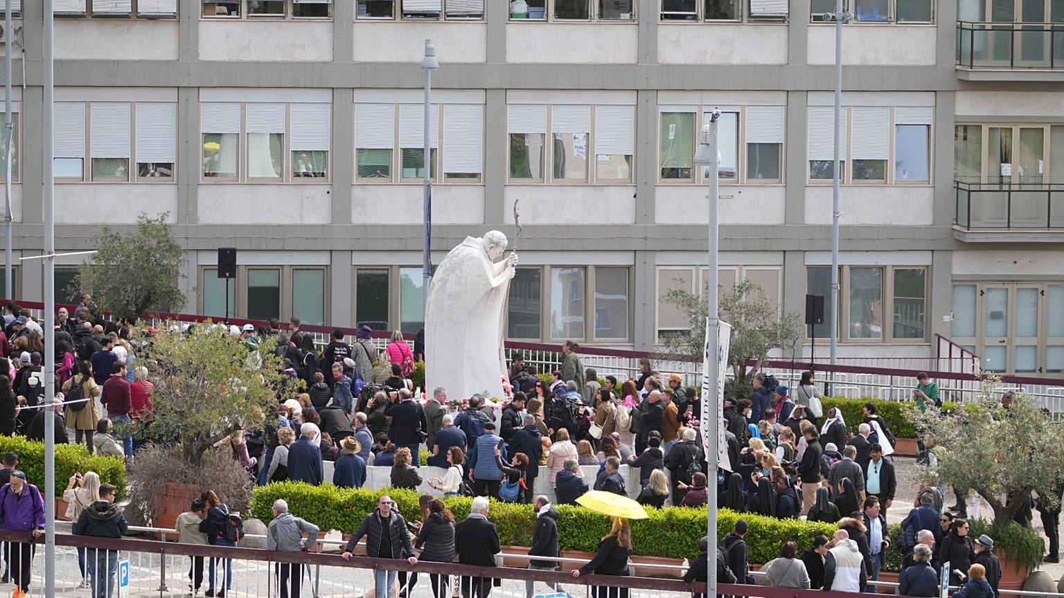 ينتظر الناس قبل ظهور البابا فرانسيس في إحدى نوافذ مستوصف أغوستينو جيميلي في روما، الأحد 23 مارس/آذار 2025.