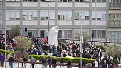 ينتظر الناس قبل ظهور البابا فرانسيس في إحدى نوافذ مستوصف أغوستينو جيميلي في روما، الأحد 23 مارس/آذار 2025.