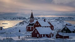 Eine Frau geht in der Nähe einer Kirche in Nuuk, Grönland, am Freitag, den 7. März 2025.