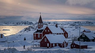 Eine Frau geht in der Nähe einer Kirche in Nuuk, Grönland, am Freitag, den 7. März 2025.