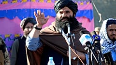 وزير الداخلية بالإنابة سراج الدين حقاني، يتحدث خلال صلاة جنازة خليل حقاني، وزير اللاجئين والعودة إلى الوطن، أفغانستان، 12 ديسمبر/كانون الأول 2024