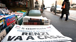 Μια ιταλική εφημερίδα βρίσκεται σε περίπτερο στο Μιλάνο, Ιταλία, τη Δευτέρα 5 Δεκεμβρίου 2016.