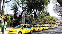 Arquivo: Praça de Táxis numa rua do Funchal