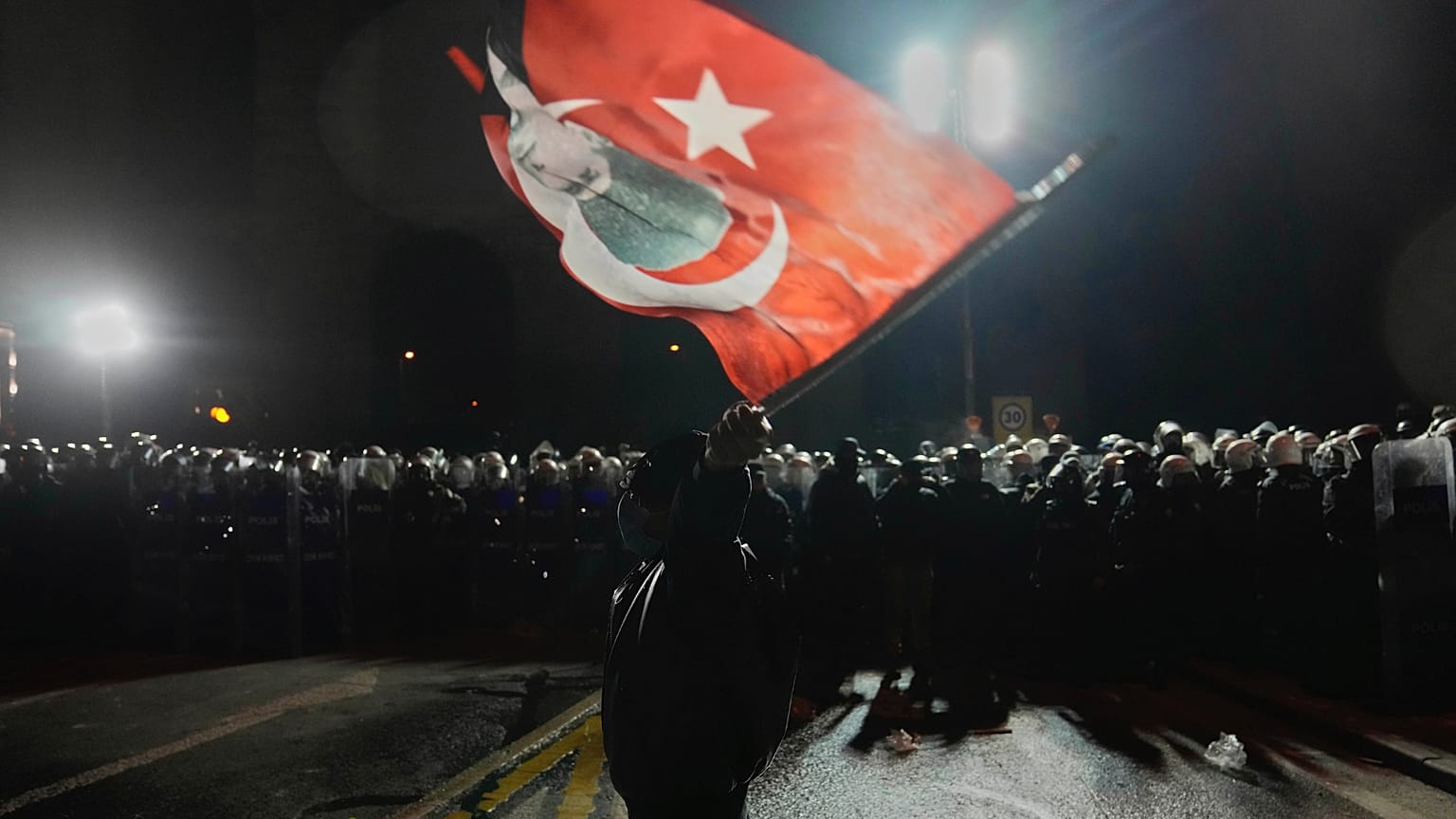 İmamoğlu'nun tutuklanmasına karşı düzenlenen protesto sırasında çevik kuvvet polisinin nöbet tuttuğu sırada bir protestocu görüntüleniyor, 22 Mart, İstanbul.