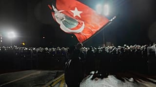İmamoğlu'nun tutuklanmasına karşı düzenlenen protesto sırasında çevik kuvvet polisinin nöbet tuttuğu sırada bir protestocu görüntüleniyor, 22 Mart, İstanbul.