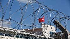 ARŞİV - Silivri Cezaevi'nin tel örgüsünün arkasında Türk bayrağı dalgalanıyor, 7 Eylül 2020.