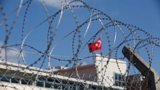ARŞİV - Silivri Cezaevi'nin tel örgüsünün arkasında Türk bayrağı dalgalanıyor, 7 Eylül 2020.