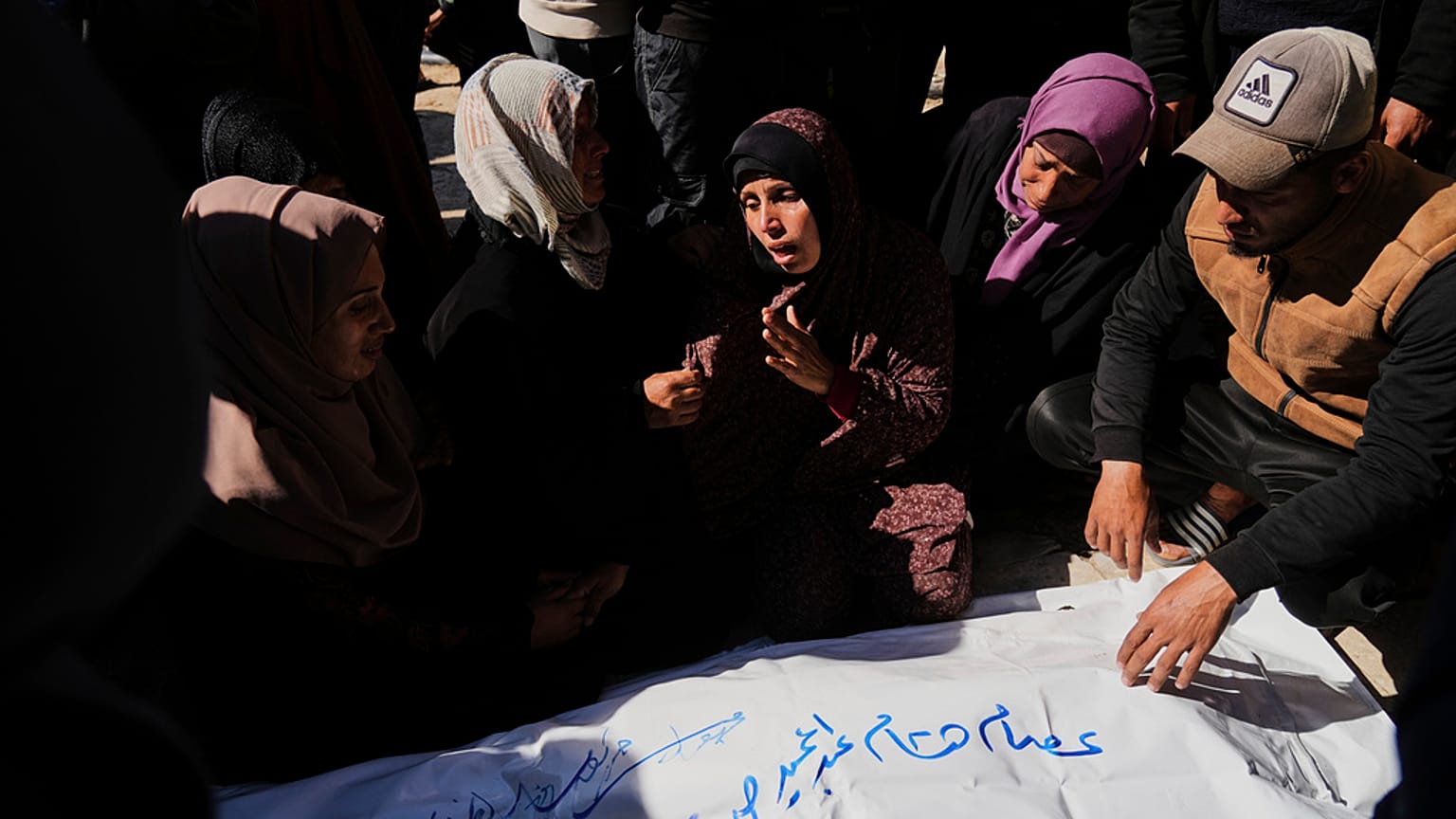 جثث الفلسطينيين الذين قتلوا في القصف الإسرائيلي على قطاع غزة أثناء نقلهم للدفن في مستشفى ناصر في خان يونس، الأحد 23 مارس 2025.
