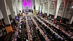 Hunderte versammeln sich in der Kirche Saint-Jean-Baptiste in Molenbeek, um Iftar in Brüssel zu feiern, Montag, 24. März 2025.