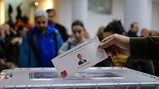 CHP ön seçiminde bir vatandaş oy verirken görüntüleniyor, 23 Mart 2025.