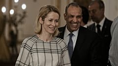 Szefowa unijnej dyplomacji Kaja Kallas w towarzystwie ministra spraw zagranicznych Egiptu Badra Abdelaty’ego po spotkaniu w Pałacu Tahrir w Kairze w Egipcie