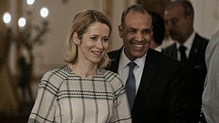 Szefowa unijnej dyplomacji Kaja Kallas w towarzystwie ministra spraw zagranicznych Egiptu Badra Abdelaty’ego po spotkaniu w Pałacu Tahrir w Kairze w Egipcie