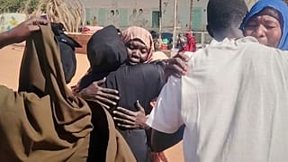 تحتضن العائلات السودانية بعضها البعض بعد إجلائها من قبل الجيش السوداني في أم درمان، السودان، يوم الأحد 23 مارس 2025.