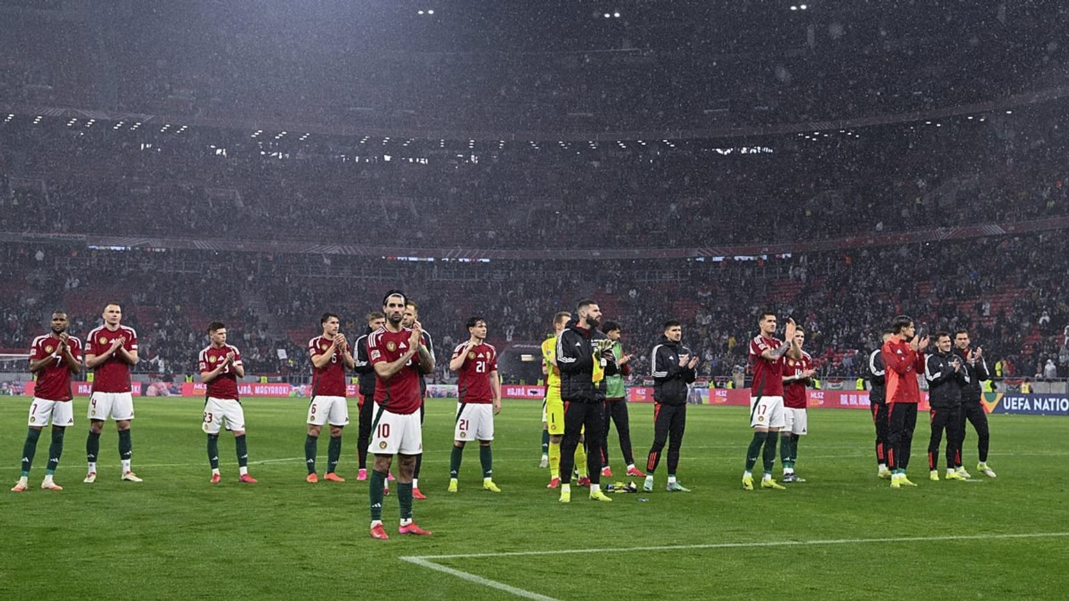A magyar csapat megköszöni a szurkolást a Törökország elleni mérkőzés után a budapesti Puskás Arénában 2025. március 23-án.