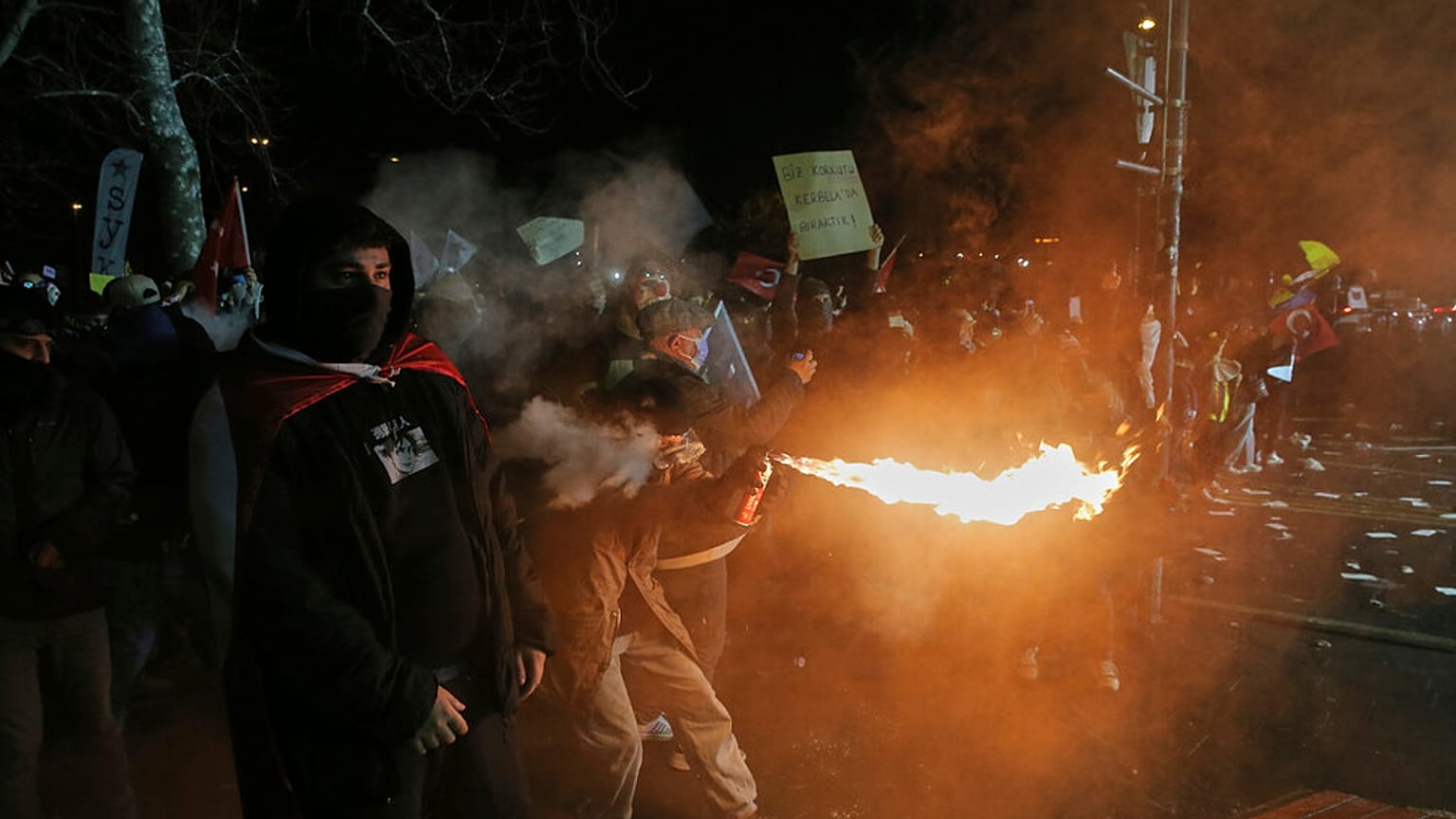 Ein Demonstrant sprüht Feuer gegen Bereitschaftspolizisten während einer Demonstration nach der Verhaftung des Istanbuler Bürgermeisters Ekrem Imamoglu und seiner Einweisung ins Gefängnis, Istanbul, Türkei, Sonntag, 23. März 2025