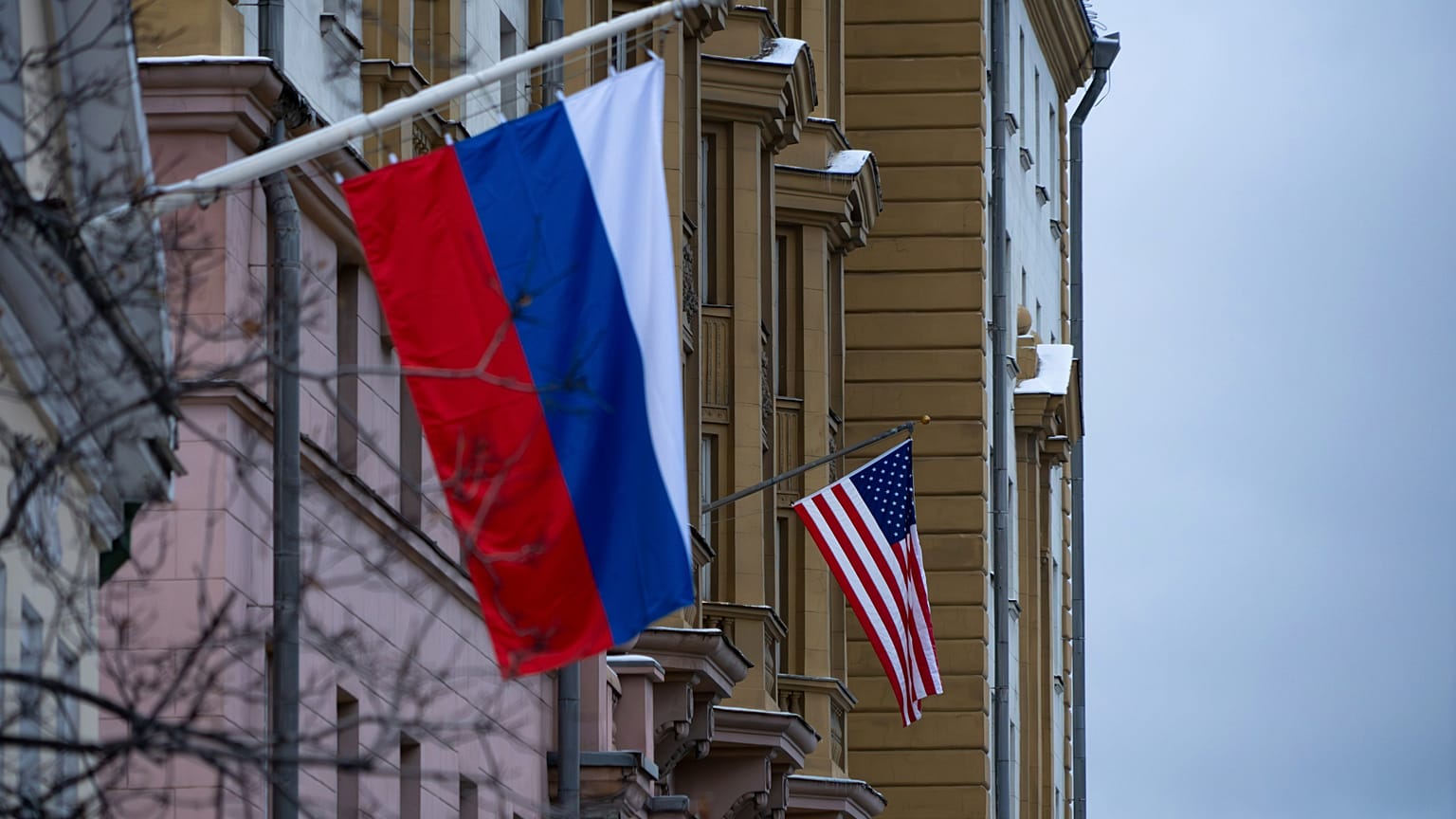 Drapeaux russe et américain près de l'ambassade des États-Unis à Moscou.