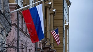 Drapeaux russe et américain près de l'ambassade des États-Unis à Moscou.