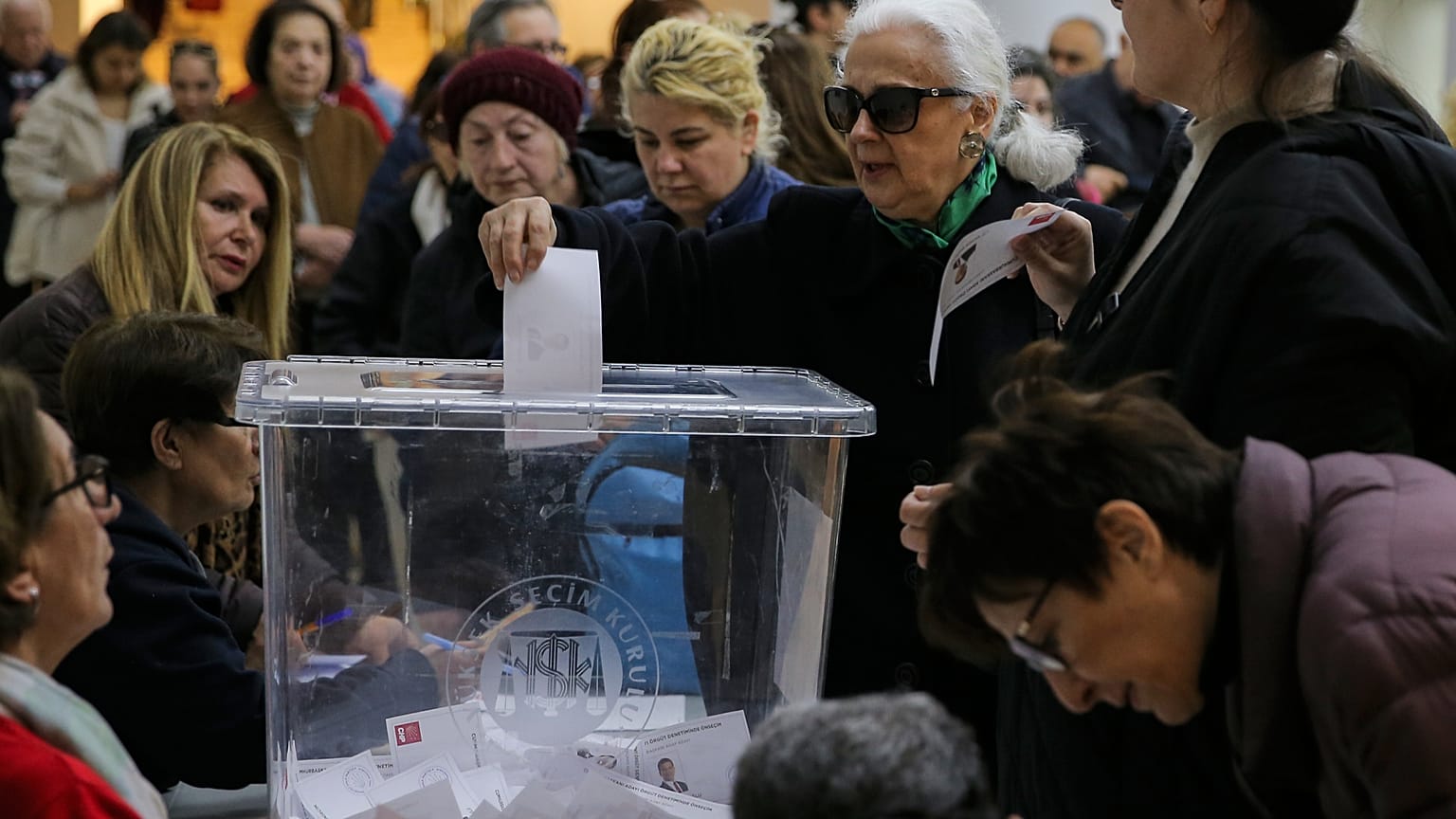 Pazar günü tutuklanan İBB Başkanı Ekrem İmamoğlu'na destek için amacıyla CHP sandık merkezinde oy kullanan vatandaşlar, 23 Mart 2025.