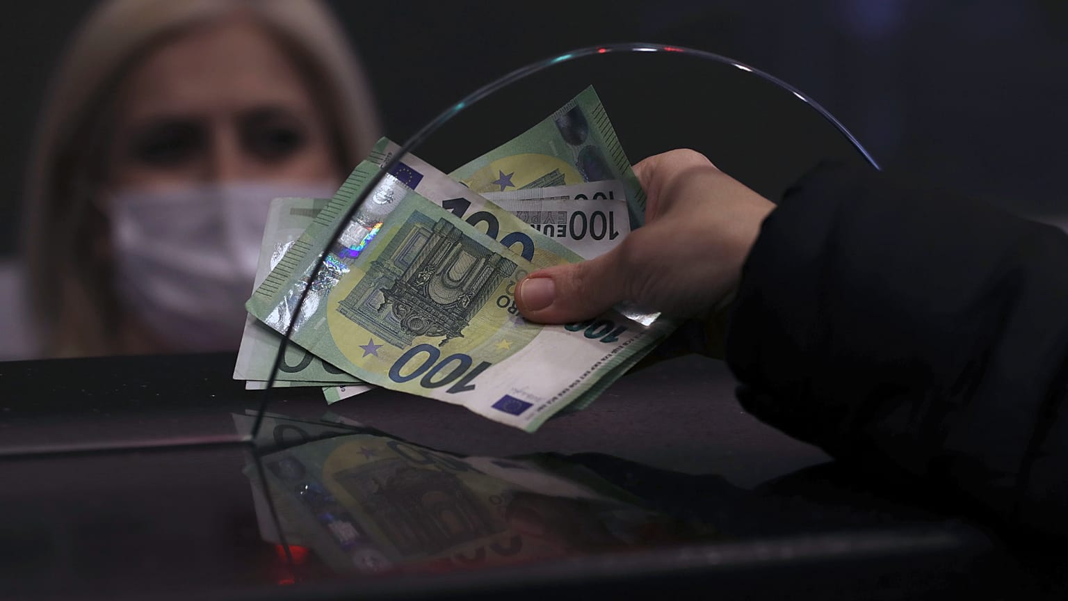 ARŞİV - Ankara'daki bir döviz bürosunda Türk lirası euro ile değiştiriliyor, 16 Aralık 2021.