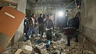 Rescatistas inspeccionan una habitación del hospital Nasser tras ser alcanzado por un ataque selectivo del Ejército israelí en Jan Yunis, sur de Gaza, 23 de marzo de 2025.