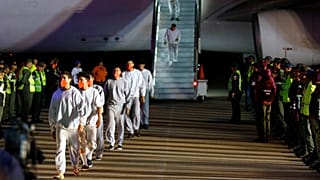 Imigrantes venezuelanos deportados dos Estados Unidos chegam ao Aeroporto Internacional Simon Bolivar em Maiquetia, Venezuela, quinta-feira, 20 de fevereiro de 2025.