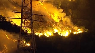 Οι δασικές πυρκαγιές στη δυτική Ιαπωνία προκαλούν ζημιές σε σπίτια και αναγκάζουν τους κατοίκους να εκκενώσουν.