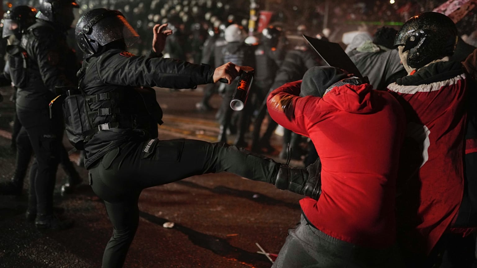 Ein Bereitschaftspolizist tritt einen Demonstranten während einer Demonstration nach der Verhaftung von Ekrem Imamoglu in Istanbul, Türkei, 23. März 2025.