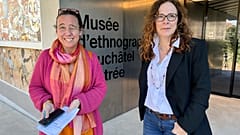 Marianne de Reynier Nevsky, responsable de mediación cultural en Neuchâtel, y la concejala Julie Courcier Delafontaine.