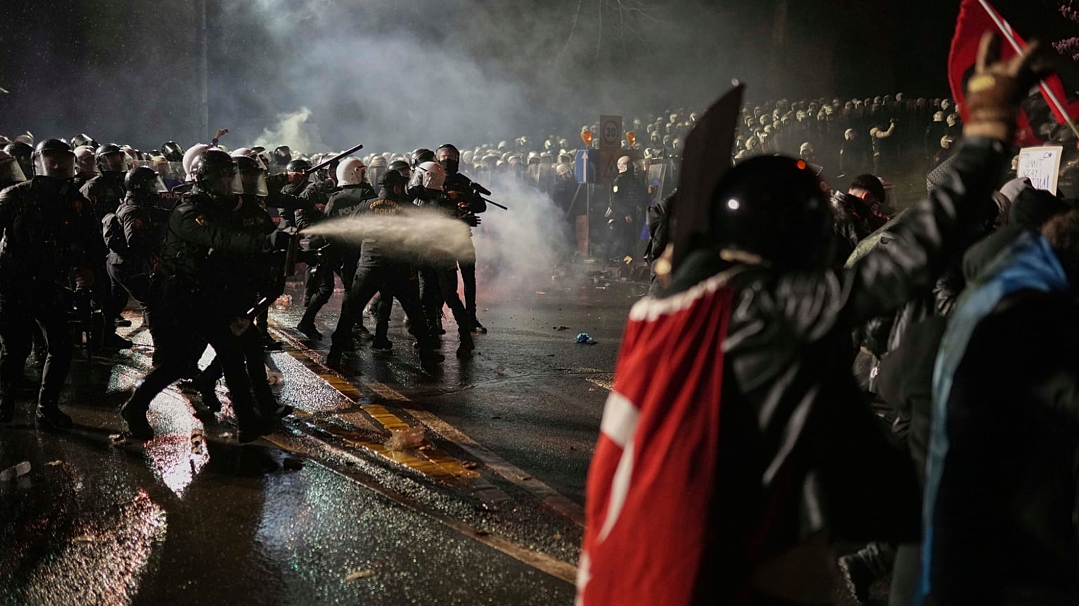 Riot-Polizisten geraten während einer Protestaktion mit Demonstranten in Konflikt, nachdem der Bürgermeister von Istanbul, Ekrem Imamoglu, verhaftet und ins Gefängnis geschickt wurde, in Istanbul, Türkei, Sonntag, 23. März 2025.
