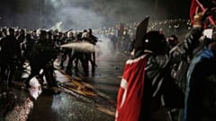 Riot-Polizisten geraten während einer Protestaktion mit Demonstranten in Konflikt, nachdem der Bürgermeister von Istanbul, Ekrem Imamoglu, verhaftet und ins Gefängnis geschickt wurde, in Istanbul, Türkei, Sonntag, 23. März 2025.