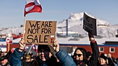 Menschen nehmen am 15. März 2025 in Nuuk, Grönland, an einem Marsch teil, der vor dem US-Konsulat endet und unter dem Motto "Grönland gehört dem grönländischen Volk" steht.