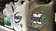 DOSSIER : Des contenants de Roundup sont présentés sur une étagère de magasin à San Francisco, le 24 février 2019.