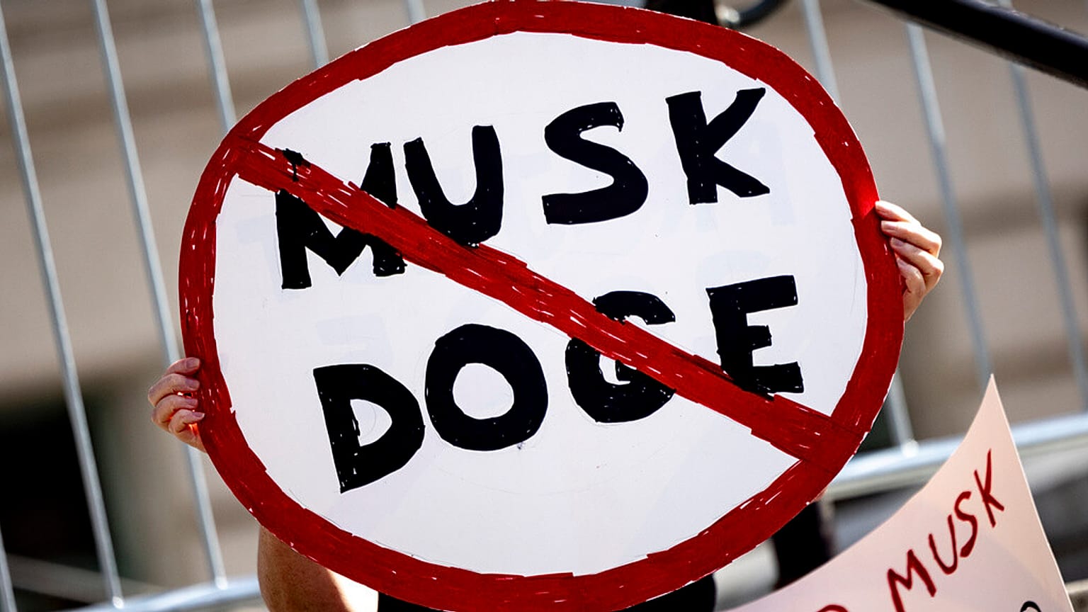 ARQUIVO: Um manifestante segura um cartaz durante uma manifestação de protesto contra o Presidente Donald Trump e as políticas de Elon Musk, a 17 de fevereiro de 2025, em Los Angeles