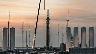 Na zdjęciu dostarczonym przez Isar Aerospace, Photo Wingmen Media, „Spectrum” stoi na platformie startowej. 