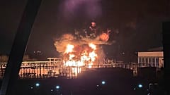 Auf diesem von Matthew Muirhead zur Verfügung gestellten Foto ist ein Feuer im Umspannwerk North Hyde in der Nähe des Flughafens Heathrow in London am frühen Freitag, 21. März 2025, zu sehen.
