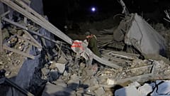 Ein Jemenit läuft auf den Trümmern eines zerstörten Gebäudes, das von US-Luftangriffen in Sanaa, Jemen, getroffen wurde.