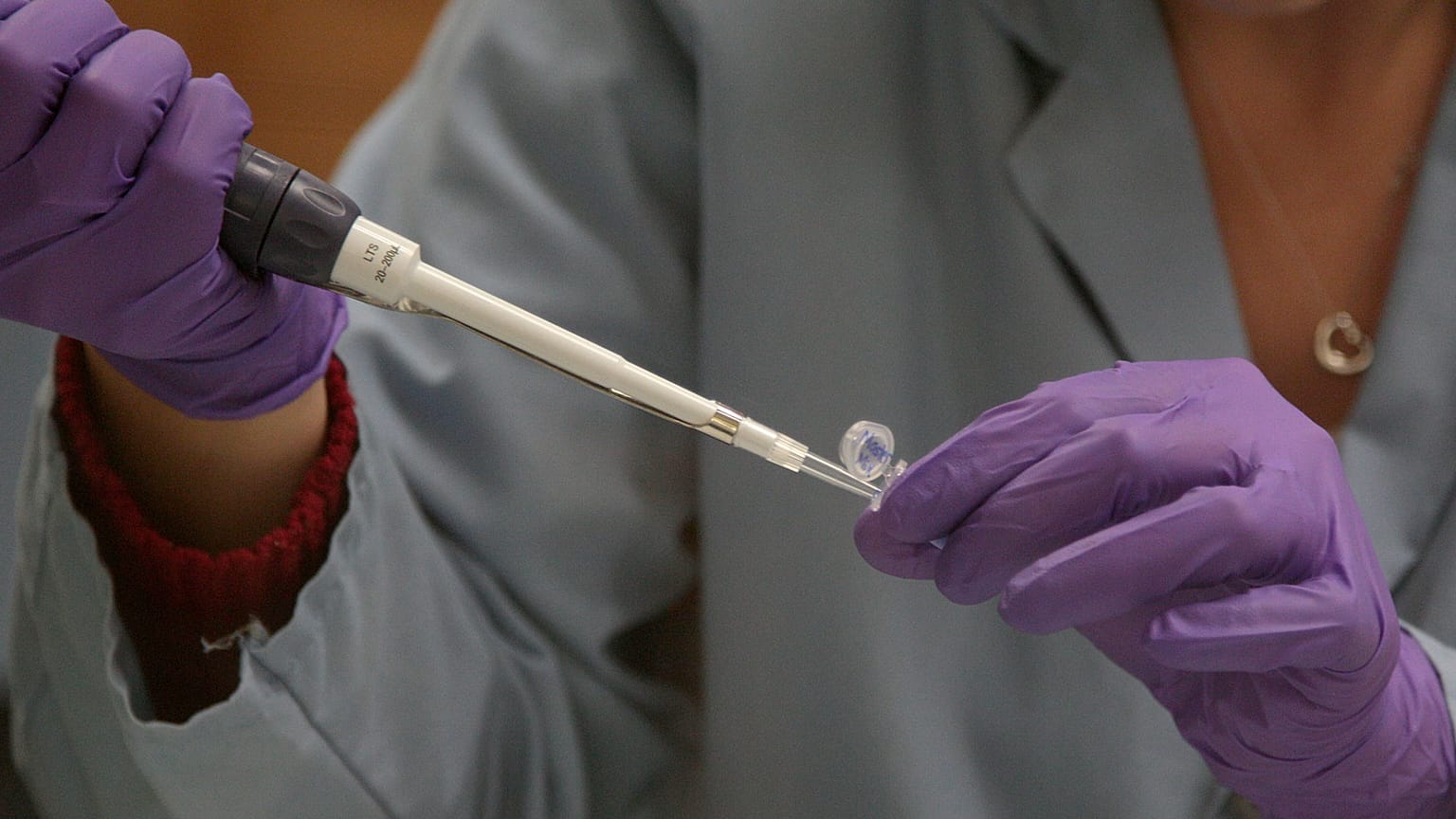 Un criminólogo trabaja con una muestra de ADN en un laboratorio de California. 