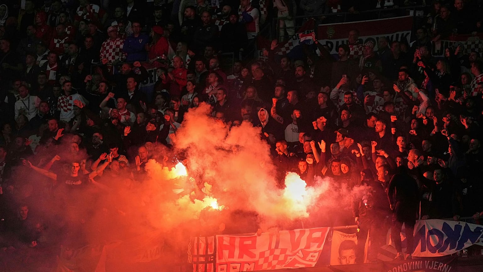 Aficionados croatas encienden bengalas durante el partido de cuartos de final de la Liga de las Naciones entre Francia y Croacia en París, 23 de marzo de 2025.