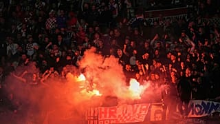 Aficionados croatas encienden bengalas durante el partido de cuartos de final de la Liga de las Naciones entre Francia y Croacia en París, 23 de marzo de 2025.