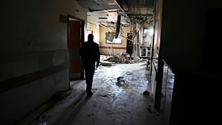 الدمار الذي طال مستشفى ناصر بعد يوم من قصفه بغارة إسرائيلية في خان يونس، 24 آذار/مارس 2025.