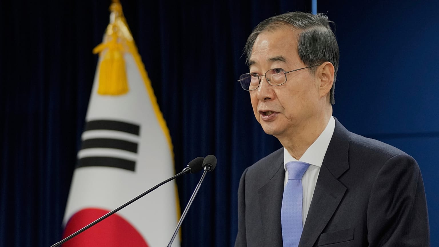 El presidente en funciones surcoreano, Han Duck-soo, habla durante una reunión informativa en Seúl, Corea del Sur, lunes 24 de marzo de 2025.