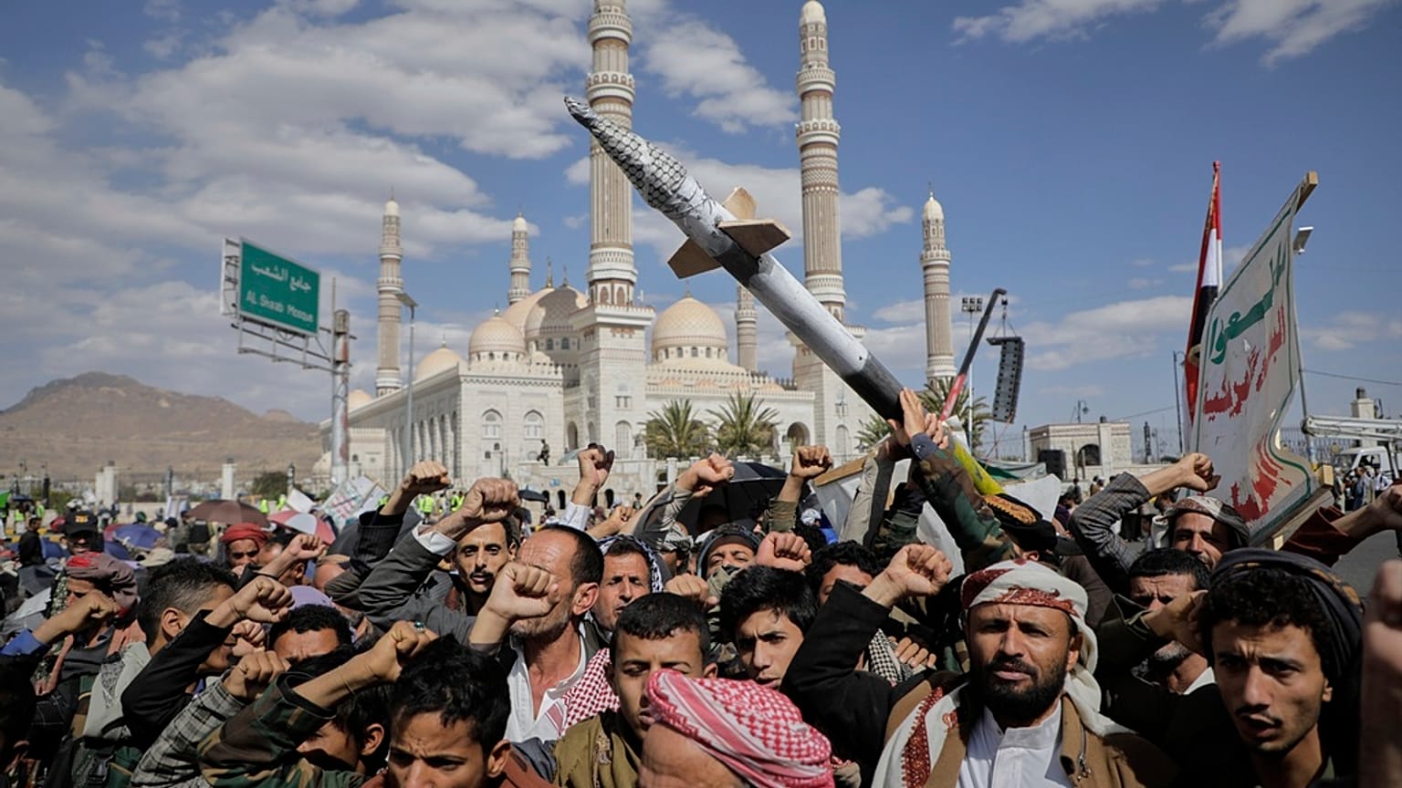 Zwolennicy Houthi skandują hasła podczas antyamerykańskiego i antyizraelskiego wiecu w Sanie, Jemen, poniedziałek, 17 marca 2025 r. 
