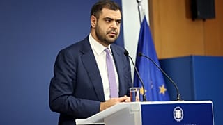 Ο υφυπουργός παρά τω πρωθυπουργώ και κυβερνητικός εκπρόσωπος Παύλος Μαρινάκης μιλάει κατά την ενημέρωση των πολιτικών συντακτών και ανταποκριτών ξένου Τύπου