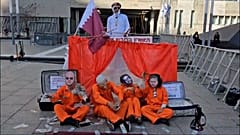 BILDSCHIRMABFANG - Demonstranten vor dem Gericht stellen Netanyahu als Puppenspieler Katars dar