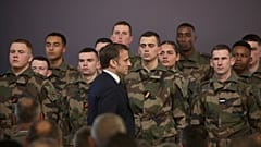 DATEI - Der französische Präsident Emmanuel Macron verlässt nach seiner Neujahrsansprache an die Armee den Marinestützpunkt Cherbourg in Cherbourg, Normandie, Freitag, 19. Januar 2024