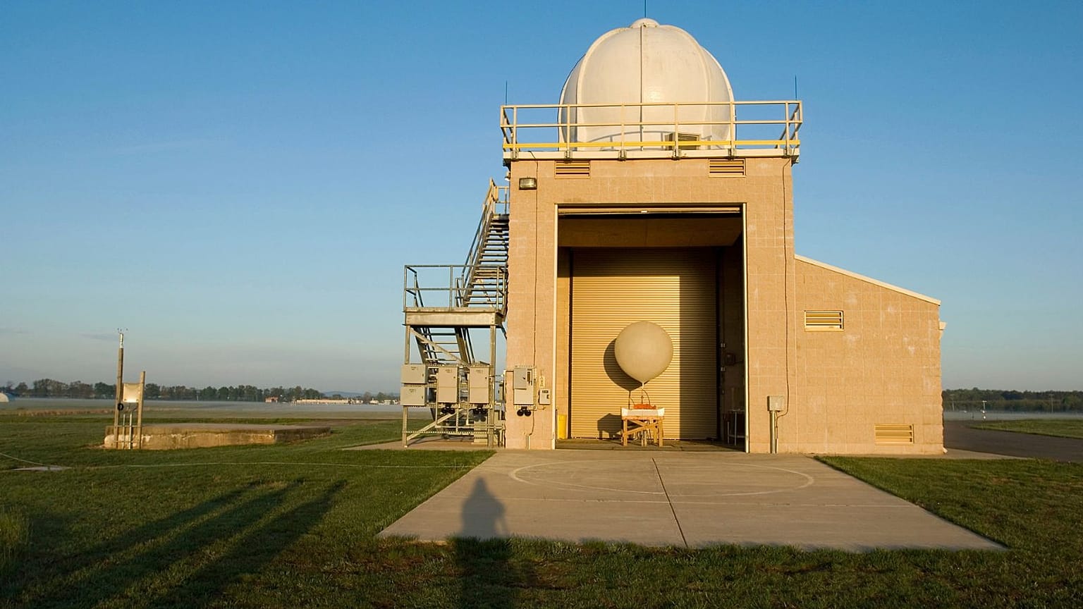 Un globo meteorológico del Servicio Meteorológico Nacional listo para su lanzamiento en el edificio de inflado de aire superior del Servicio Meteorológico Nacional, 27 de abril de 2006, en Sterling, Virginia. 