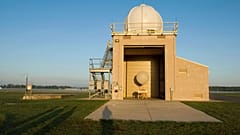 Un globo meteorológico del Servicio Meteorológico Nacional listo para su lanzamiento en el edificio de inflado de aire superior del Servicio Meteorológico Nacional, 27 de abril de 2006, en Sterling, Virginia. 